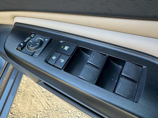 ＥＳ ３００ｈ　サンルーフ／衝突軽減／レーダークルーズコントロール／コーナーセンサー／ハンドルヒーター／シートヒーター・エアコン／ＢＳＭ／パワーシート／シートメモリ／ＥＴＣ／Ｂｌｕｅｔｏｏｔｈ／プッシュスタート（32枚目）