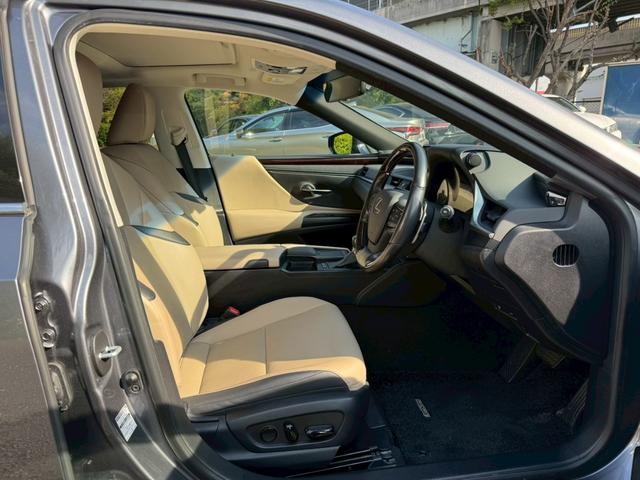 ＥＳ ３００ｈ　サンルーフ／衝突軽減／レーダークルーズコントロール／コーナーセンサー／ハンドルヒーター／シートヒーター・エアコン／ＢＳＭ／パワーシート／シートメモリ／ＥＴＣ／Ｂｌｕｅｔｏｏｔｈ／プッシュスタート（36枚目）