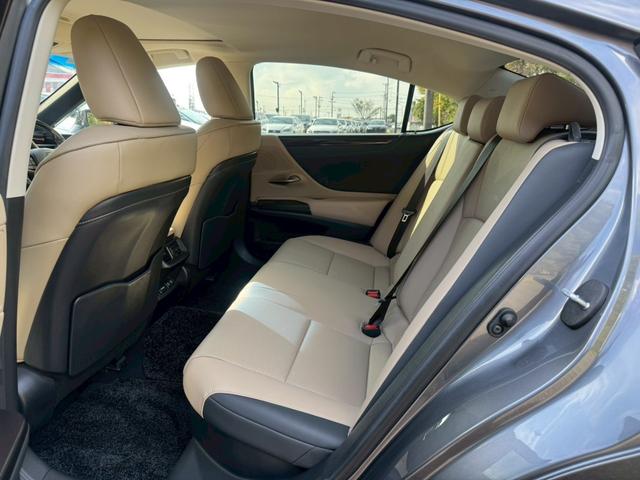 ＥＳ ３００ｈ　サンルーフ／衝突軽減／レーダークルーズコントロール／コーナーセンサー／ハンドルヒーター／シートヒーター・エアコン／ＢＳＭ／パワーシート／シートメモリ／ＥＴＣ／Ｂｌｕｅｔｏｏｔｈ／プッシュスタート（67枚目）