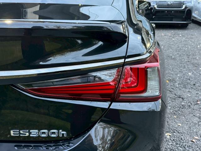 ＥＳ ３００ｈ　Ｆスポーツ　サンルーフ／衝突軽減／レーダークルーズコントロール／コーナーセンサー／ハンドルヒーター／シートヒーター・エアコン／パワーシート／シートメモリ／ＥＴＣ／Ｂｌｕｅｔｏｏｔｈ／バックカメラ／電動リアゲート（18枚目）