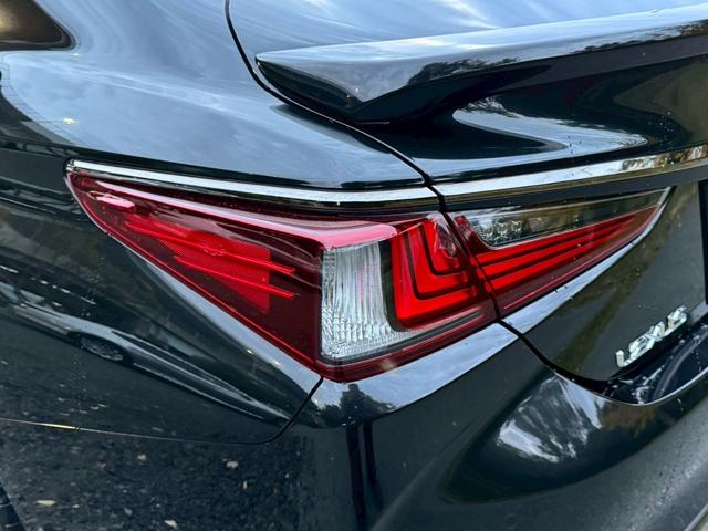 ＥＳ ３００ｈ　Ｆスポーツ　サンルーフ／衝突軽減／レーダークルーズコントロール／コーナーセンサー／ハンドルヒーター／シートヒーター・エアコン／パワーシート／シートメモリ／ＥＴＣ／Ｂｌｕｅｔｏｏｔｈ／バックカメラ／電動リアゲート（24枚目）