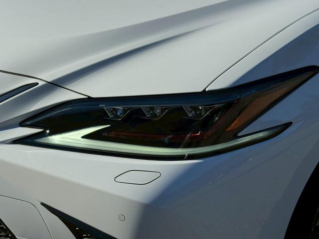 ＥＳ ３００ｈ　Ｆスポーツ　／サンルーフ／ＢＳＭ／ＨＵＤ／デジタルインナーミラー／衝突軽減／レーダークルーズ／レーンキープ／パワーバックドア／シートヒーター・エアコン／ステアリングヒーター／電動格納ミラー／ＥＴＣ／バックカメラ（5枚目）