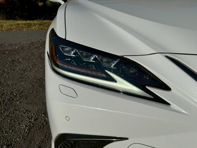 ＥＳ ３００ｈ　Ｆスポーツ　／サンルーフ／ＢＳＭ／ＨＵＤ／デジタルインナーミラー／衝突軽減／レーダークルーズ／レーンキープ／パワーバックドア／シートヒーター・エアコン／ステアリングヒーター／電動格納ミラー／ＥＴＣ／バックカメラ（11枚目）