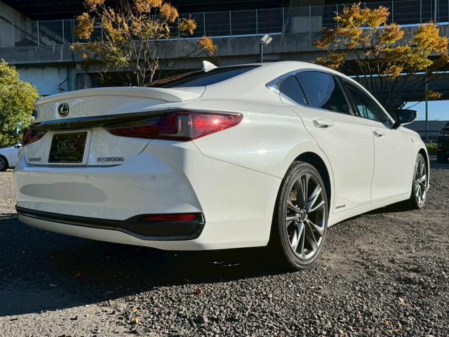 ＥＳ ３００ｈ　Ｆスポーツ　／サンルーフ／ＢＳＭ／ＨＵＤ／デジタルインナーミラー／衝突軽減／レーダークルーズ／レーンキープ／パワーバックドア／シートヒーター・エアコン／ステアリングヒーター／電動格納ミラー／ＥＴＣ／バックカメラ（21枚目）