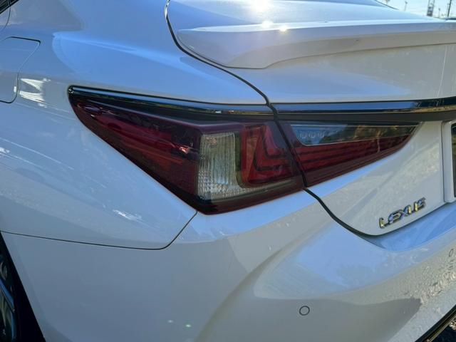 ＥＳ ３００ｈ　Ｆスポーツ　／サンルーフ／ＢＳＭ／ＨＵＤ／デジタルインナーミラー／衝突軽減／レーダークルーズ／レーンキープ／パワーバックドア／シートヒーター・エアコン／ステアリングヒーター／電動格納ミラー／ＥＴＣ／バックカメラ（24枚目）