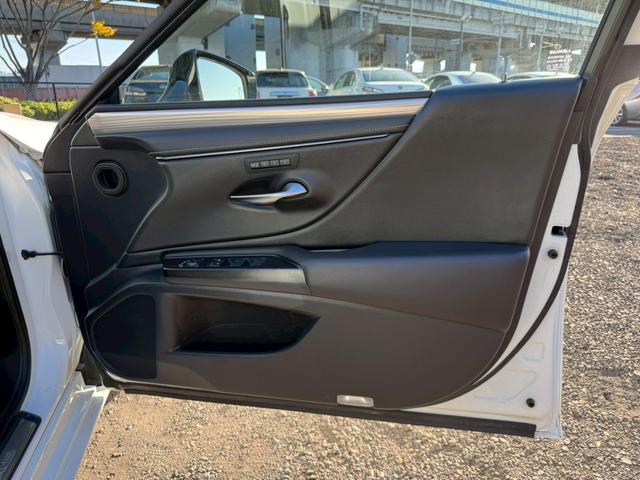 ＥＳ ３００ｈ　Ｆスポーツ　／サンルーフ／ＢＳＭ／ＨＵＤ／デジタルインナーミラー／衝突軽減／レーダークルーズ／レーンキープ／パワーバックドア／シートヒーター・エアコン／ステアリングヒーター／電動格納ミラー／ＥＴＣ／バックカメラ（31枚目）