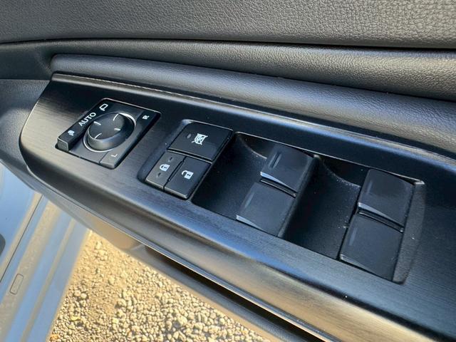 ＥＳ ３００ｈ　Ｆスポーツ　／サンルーフ／ＢＳＭ／ＨＵＤ／デジタルインナーミラー／衝突軽減／レーダークルーズ／レーンキープ／パワーバックドア／シートヒーター・エアコン／ステアリングヒーター／電動格納ミラー／ＥＴＣ／バックカメラ（32枚目）