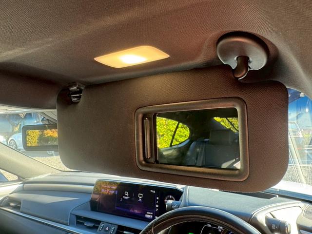 ＥＳ ３００ｈ　Ｆスポーツ　／サンルーフ／ＢＳＭ／ＨＵＤ／デジタルインナーミラー／衝突軽減／レーダークルーズ／レーンキープ／パワーバックドア／シートヒーター・エアコン／ステアリングヒーター／電動格納ミラー／ＥＴＣ／バックカメラ（60枚目）