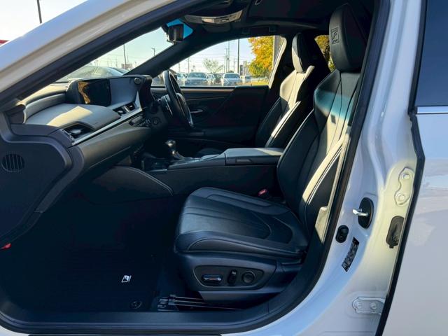 ＥＳ ３００ｈ　Ｆスポーツ　／サンルーフ／ＢＳＭ／ＨＵＤ／デジタルインナーミラー／衝突軽減／レーダークルーズ／レーンキープ／パワーバックドア／シートヒーター・エアコン／ステアリングヒーター／電動格納ミラー／ＥＴＣ／バックカメラ（71枚目）