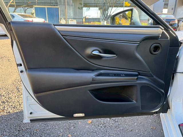 ＥＳ ３００ｈ　Ｆスポーツ　／サンルーフ／ＢＳＭ／ＨＵＤ／デジタルインナーミラー／衝突軽減／レーダークルーズ／レーンキープ／パワーバックドア／シートヒーター・エアコン／ステアリングヒーター／電動格納ミラー／ＥＴＣ／バックカメラ（72枚目）