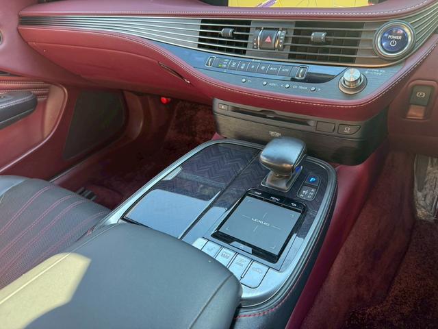 ＬＳ ５００ｈ　エグゼクティブ　／ワンオーナー／マークレビンソン／デジタルインナーミラー／ＨＵＤ／ＢＳＭ／全周囲カメラ／衝突軽減／レーダークルーズ／レーンキープ／コーナーセンサ／パワーバックドア／シートヒータ・エアコン／ＥＴＣ２．０（50枚目）