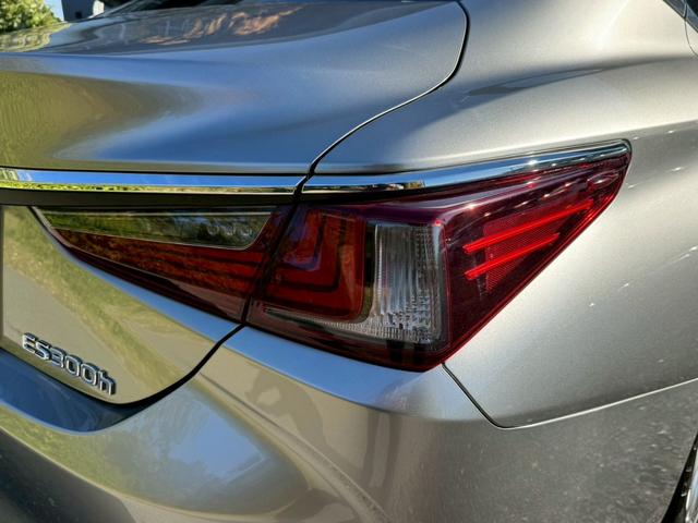 ＥＳ ３００ｈ　ＶｅｒＬ　／サンルーフ／ＢＳＭ／ＨＵＤ／全周囲カメラ／衝突軽減／レーダークルーズ／レーンキープ／コーナーセンサー／シートヒーター・エアコン／パワーバックドア／パワーシート／シートメモリ／電動格納ミラー／ＥＴＣ（21枚目）