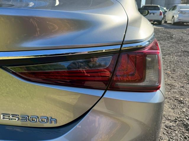 ＥＳ ３００ｈ　ＶｅｒＬ　／サンルーフ／ＢＳＭ／ＨＵＤ／全周囲カメラ／衝突軽減／レーダークルーズ／レーンキープ／コーナーセンサー／シートヒーター・エアコン／パワーバックドア／パワーシート／シートメモリ／電動格納ミラー／ＥＴＣ（22枚目）
