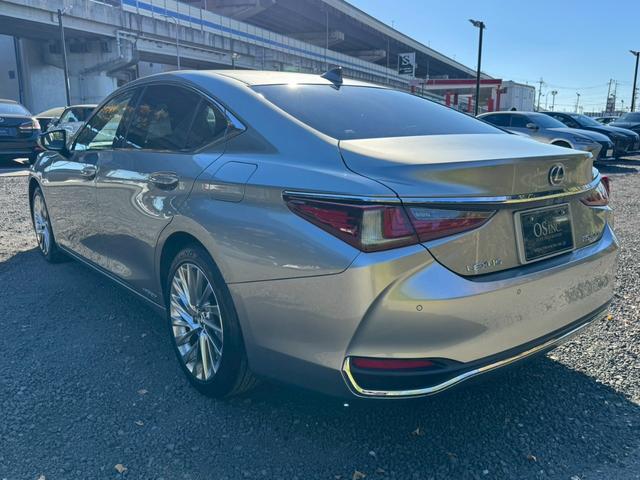 ＥＳ ３００ｈ　ＶｅｒＬ　／サンルーフ／ＢＳＭ／ＨＵＤ／全周囲カメラ／衝突軽減／レーダークルーズ／レーンキープ／コーナーセンサー／シートヒーター・エアコン／パワーバックドア／パワーシート／シートメモリ／電動格納ミラー／ＥＴＣ（27枚目）