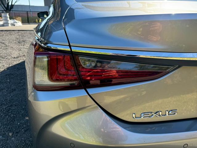 ＥＳ ３００ｈ　ＶｅｒＬ　／サンルーフ／ＢＳＭ／ＨＵＤ／全周囲カメラ／衝突軽減／レーダークルーズ／レーンキープ／コーナーセンサー／シートヒーター・エアコン／パワーバックドア／パワーシート／シートメモリ／電動格納ミラー／ＥＴＣ（29枚目）