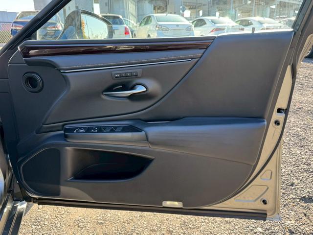 ＥＳ ３００ｈ　ＶｅｒＬ　／サンルーフ／ＢＳＭ／ＨＵＤ／全周囲カメラ／衝突軽減／レーダークルーズ／レーンキープ／コーナーセンサー／シートヒーター・エアコン／パワーバックドア／パワーシート／シートメモリ／電動格納ミラー／ＥＴＣ（33枚目）