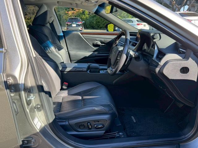 ＥＳ ３００ｈ　ＶｅｒＬ　／サンルーフ／ＢＳＭ／ＨＵＤ／全周囲カメラ／衝突軽減／レーダークルーズ／レーンキープ／コーナーセンサー／シートヒーター・エアコン／パワーバックドア／パワーシート／シートメモリ／電動格納ミラー／ＥＴＣ（39枚目）