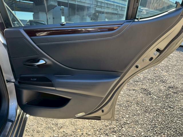 ＥＳ ３００ｈ　ＶｅｒＬ　／サンルーフ／ＢＳＭ／ＨＵＤ／全周囲カメラ／衝突軽減／レーダークルーズ／レーンキープ／コーナーセンサー／シートヒーター・エアコン／パワーバックドア／パワーシート／シートメモリ／電動格納ミラー／ＥＴＣ（61枚目）