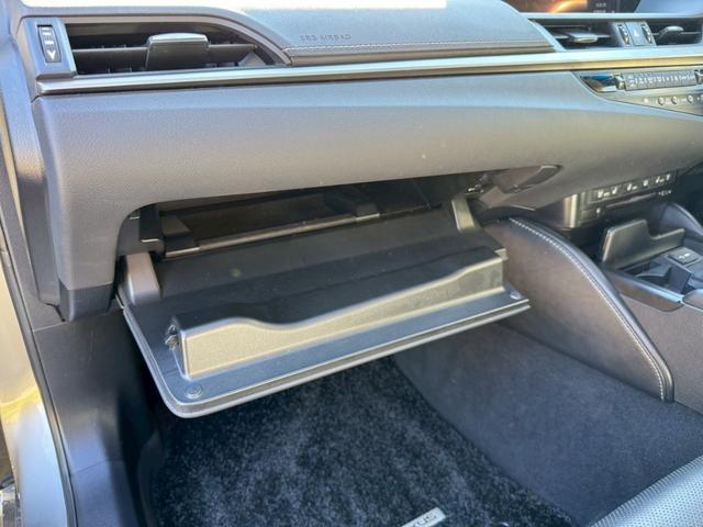 ＥＳ ３００ｈ　ＶｅｒＬ　／サンルーフ／ＢＳＭ／ＨＵＤ／全周囲カメラ／衝突軽減／レーダークルーズ／レーンキープ／コーナーセンサー／シートヒーター・エアコン／パワーバックドア／パワーシート／シートメモリ／電動格納ミラー／ＥＴＣ（77枚目）