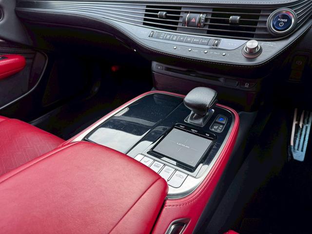 ＬＳ ５００ｈ　Ｆスポーツ　サンルーフ／衝突軽減／全周囲カメラ／レーダークルーズコントロール／コーナーセンサー／ＨＵＤ／ＢＳＭ／ハンドルヒーター／シートヒーター・エアコン／パワーシート／シートメモリ／ＥＴＣ／Ｂｌｕｅｔｏｏｔｈ（50枚目）