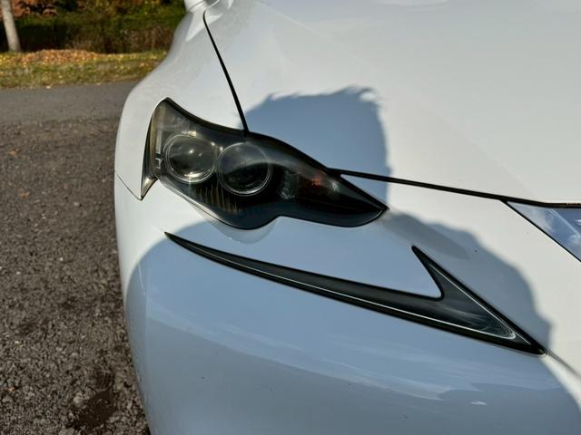 ＩＳ ３００ｈ　Ｆスポーツ　クルーズコントロール／コーナーセンサー／シートヒーター／パワーシート／ＥＴＣ／Ｂｌｕｅｔｏｏｔｈ／バックカメラ／プッシュスタート／電動格納ミラー／純正ナビ／フルセグＴＶ／ＬＥＤヘッドライト（11枚目）