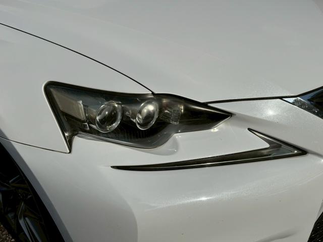 ＩＳ ３００ｈ　Ｆスポーツ　クルーズコントロール／コーナーセンサー／シートヒーター／パワーシート／ＥＴＣ／Ｂｌｕｅｔｏｏｔｈ／バックカメラ／プッシュスタート／電動格納ミラー／純正ナビ／フルセグＴＶ／ＬＥＤヘッドライト（12枚目）