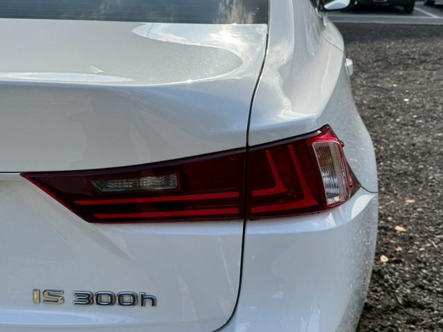 ＩＳ ３００ｈ　Ｆスポーツ　クルーズコントロール／コーナーセンサー／シートヒーター／パワーシート／ＥＴＣ／Ｂｌｕｅｔｏｏｔｈ／バックカメラ／プッシュスタート／電動格納ミラー／純正ナビ／フルセグＴＶ／ＬＥＤヘッドライト（20枚目）