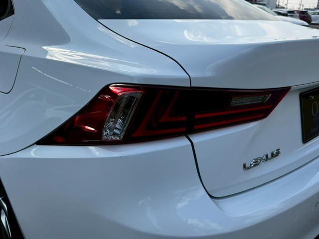 ＩＳ ３００ｈ　Ｆスポーツ　クルーズコントロール／コーナーセンサー／シートヒーター／パワーシート／ＥＴＣ／Ｂｌｕｅｔｏｏｔｈ／バックカメラ／プッシュスタート／電動格納ミラー／純正ナビ／フルセグＴＶ／ＬＥＤヘッドライト（26枚目）