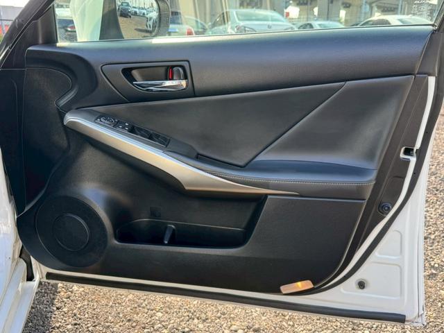 ＩＳ ３００ｈ　Ｆスポーツ　クルーズコントロール／コーナーセンサー／シートヒーター／パワーシート／ＥＴＣ／Ｂｌｕｅｔｏｏｔｈ／バックカメラ／プッシュスタート／電動格納ミラー／純正ナビ／フルセグＴＶ／ＬＥＤヘッドライト（31枚目）