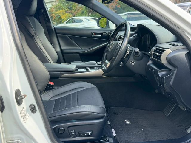 ＩＳ ３００ｈ　Ｆスポーツ　クルーズコントロール／コーナーセンサー／シートヒーター／パワーシート／ＥＴＣ／Ｂｌｕｅｔｏｏｔｈ／バックカメラ／プッシュスタート／電動格納ミラー／純正ナビ／フルセグＴＶ／ＬＥＤヘッドライト（33枚目）