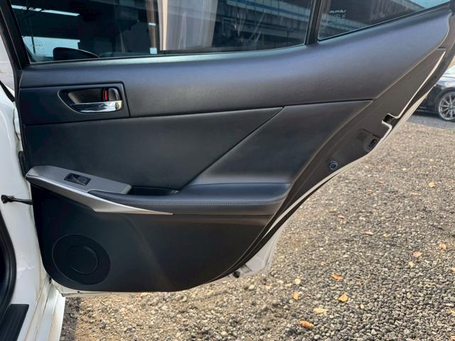 ＩＳ ３００ｈ　Ｆスポーツ　クルーズコントロール／コーナーセンサー／シートヒーター／パワーシート／ＥＴＣ／Ｂｌｕｅｔｏｏｔｈ／バックカメラ／プッシュスタート／電動格納ミラー／純正ナビ／フルセグＴＶ／ＬＥＤヘッドライト（54枚目）