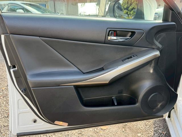 ＩＳ ３００ｈ　Ｆスポーツ　クルーズコントロール／コーナーセンサー／シートヒーター／パワーシート／ＥＴＣ／Ｂｌｕｅｔｏｏｔｈ／バックカメラ／プッシュスタート／電動格納ミラー／純正ナビ／フルセグＴＶ／ＬＥＤヘッドライト（67枚目）