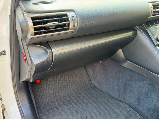 ＩＳ ３００ｈ　Ｆスポーツ　クルーズコントロール／コーナーセンサー／シートヒーター／パワーシート／ＥＴＣ／Ｂｌｕｅｔｏｏｔｈ／バックカメラ／プッシュスタート／電動格納ミラー／純正ナビ／フルセグＴＶ／ＬＥＤヘッドライト（72枚目）