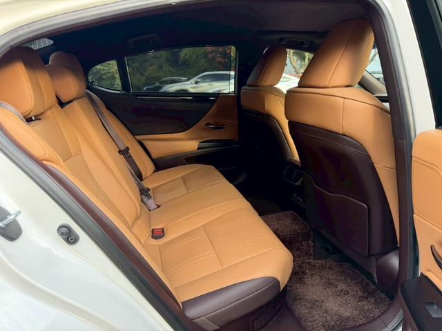 ES 300h VerL サンルーフ/衝突軽減/全周囲カメラ/レーダークルーズコントロール/コーナーセンサー/HUD/BSM/ハンドルヒーター/シートヒーター・エアコン/パワーシート/シートメモリ/ETC/Bluetooth(62枚目)