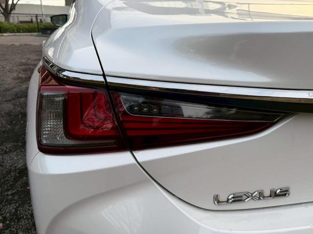 ES 300h VerL マークレビンソン/ワンオーナー/サンルーフ/全周囲カメラ/衝突軽減/レーダークルーズコントロール/コーナーセンサー/HUD/BSM/ハンドルヒーター/シートヒーター・エアコン/パワーシート/ETC(23枚目)