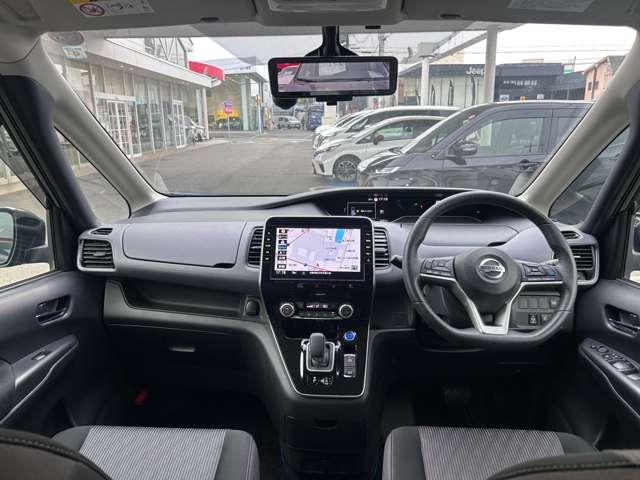 セレナ ｅ－パワー　ハイウェイスターＶ　プロパイロット　ＬＥＤライト　前後踏間違防止　アラウンドモニタ　１０ワイドナビＴＶ　左右ハンズフリーオート　スマートルームミラー　『日産中古車ワイド保証１２ヶ月』（3枚目）