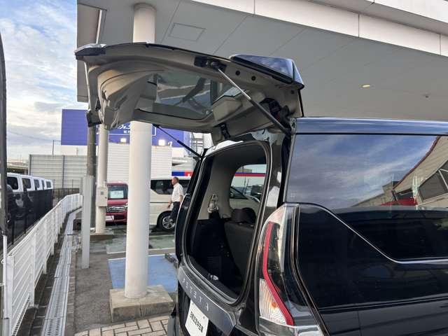セレナ e-パワー ハイウェイスターV プロパイロット 後席11インチモニタ 10ワイドナビTV アラウンドモニタ ディーラーOP前後ドラレコ 左右ハンズフリーオートスライド LEDライト 純正15アルミ 日産中古車ワイド保証12ヶ月(15枚目)