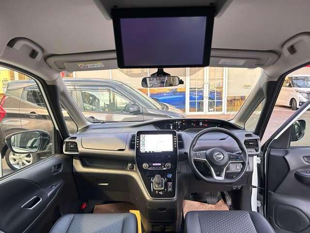 セレナ ｅ－パワー　ハイウェイスターＶ　防水シート　後席モニタ　１０ワイドナビＴＶ　バックカメラ　左右ハンズフリーオート　プロパイロット　オートブレーキホールド　前ドラレコ　純正１６アルミ　日産プレミアム認定中古車保証２４ケ月（3枚目）