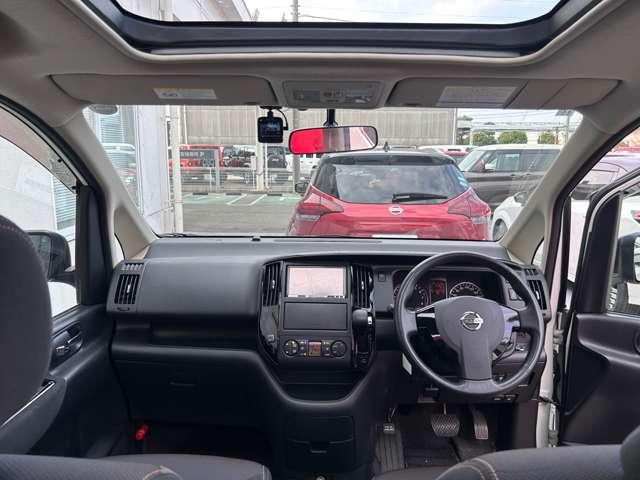 セレナ ハイウェイスター　Ｖエアロセレクション　左右オート　キセノンライト　ツインサンルーフ　社外品ＨＤＤナビフルセグＴＶ　バックカメラ　ＥＴＣ　社外品ドラレコ　社外１５インチアルミ＆スタッドレスタイヤ　日産中古車ワイド保証１２ケ月（5枚目）