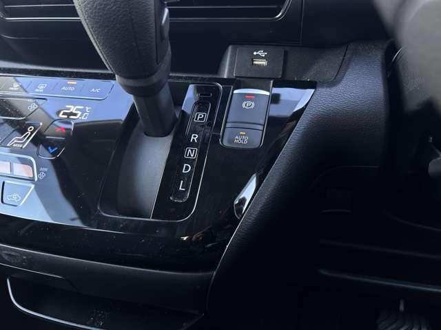 �w�I�[�g�u���[�L�z�[���h�x�u���[�L�𓥂ݒ�~����ƁA�����I�Ƀu���[�L��ێ��B�M���҂���a�ؒ��ȂǂɁA�؃_���𓥂ݑ�����K�v���Ȃ��A�����y���B���i����ۂɂ́A�A�N�Z���𓥂߂Ύ����I�ɉ�������܂��B