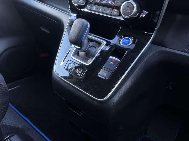 �w�I�[�g�u���[�L�z�[���h�x�u���[�L�𓥂ݒ�~����ƁA�����I�Ƀu���[�L��ێ��B�M���҂���a�ؒ��ȂǂɁA�؃_���𓥂ݑ�����K�v���Ȃ��A�����y���B���i����ۂɂ́A�A�N�Z���𓥂߂Ύ����I�ɉ�������܂��B