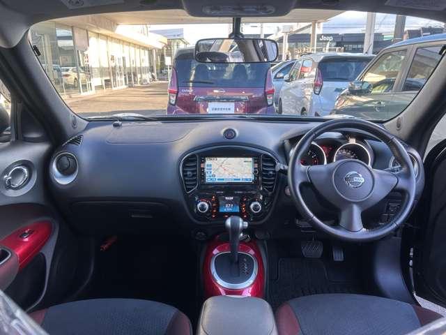 ジューク １５ＲＸ　アーバンセレクションスタイリブラックパック　キセノンライト　インテリジェントキー　オートエアコン　メモリナビフルセグＴＶ　バックカメラ　ＥＴＣ　純正１７ＡＷ　日産中古車ワイド保証１２ヶ月（3枚目）