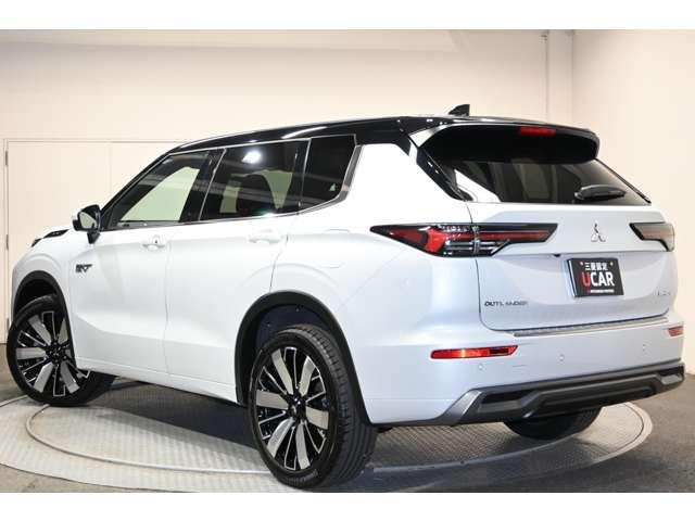 アウトランダーＰＨＥＶ Ｐエグゼクティブパッケージ　パノラマサンルーフ　ＭＩ－ＰＩＬＯＴ　本革シート　コーナーセンサー　電動リアゲート　全方位カメラ　サンルーフ（3枚目）