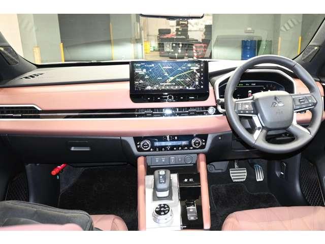 アウトランダーＰＨＥＶ Ｐエグゼクティブパッケージ　パノラマサンルーフ　ＭＩ－ＰＩＬＯＴ　本革シート　コーナーセンサー　電動リアゲート　全方位カメラ　サンルーフ（5枚目）