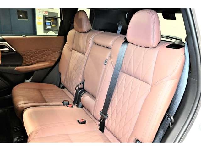 アウトランダーＰＨＥＶ Ｐエグゼクティブパッケージ　パノラマサンルーフ　ＭＩ－ＰＩＬＯＴ　本革シート　コーナーセンサー　電動リアゲート　全方位カメラ　サンルーフ（16枚目）