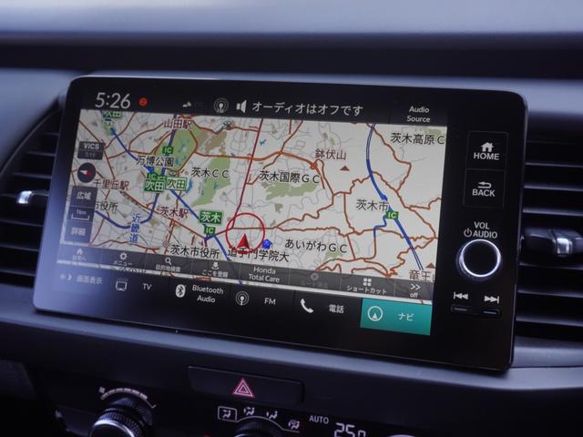 フィット ｅ：ＨＥＶホーム　元弊社デモカー　９型コネクトディスプレイナビ　衝突軽減ブレーキ　渋滞追従機能　急アクセル抑制機能　ＬＥＤオートライト　オートハイビーム　サイド＆カーテンＡＢ　電子パーキング　Ｐセンサー　ＥＴＣ２．０（3枚目）