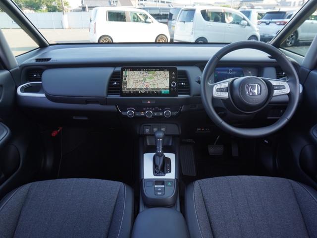 フィット ｅ：ＨＥＶホーム　元弊社デモカー　９型コネクトディスプレイナビ　衝突軽減ブレーキ　渋滞追従機能　急アクセル抑制機能　ＬＥＤオートライト　オートハイビーム　サイド＆カーテンＡＢ　電子パーキング　Ｐセンサー　ＥＴＣ２．０（7枚目）