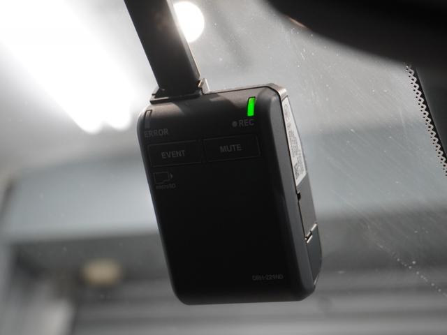 フィット ｅ：ＨＥＶホーム　当社デモカー　純正９型メモリーナビ　フルセグ　ミュージックラック　ＤＶＤｂｌｕｅｔｏｏｔｈホンダセンシング　渋滞追従　ＬＥＤヘッドライト　ＥＴＣ　純正ドライブレコーダー　リアカメラ（4枚目）