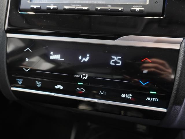 フィットハイブリッド Ｆパッケージ　純正ナビ　ＥＴＣ　リアカメラ　ブルートゥース　ワンセグＴＶ　電動格納ドアミラー　プライバシーガラス　アームレストコンソール　オートエアコン　スマートキー２個　ワンオーナー（5枚目）