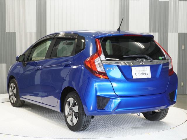 フィットハイブリッド Ｆパッケージ　純正ナビ　ＥＴＣ　リアカメラ　ブルートゥース　ワンセグＴＶ　電動格納ドアミラー　プライバシーガラス　アームレストコンソール　オートエアコン　スマートキー２個　ワンオーナー（8枚目）